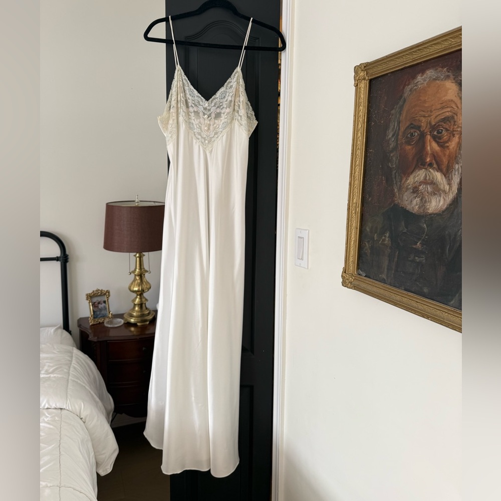 Vintage Elegant White Lace Trim Nightgown